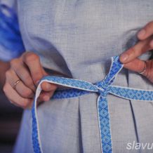 Платье из голубого полульна с узорной тканью Ручеек до пола