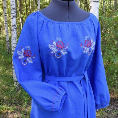 Льняное платье с вышивкой (синее)